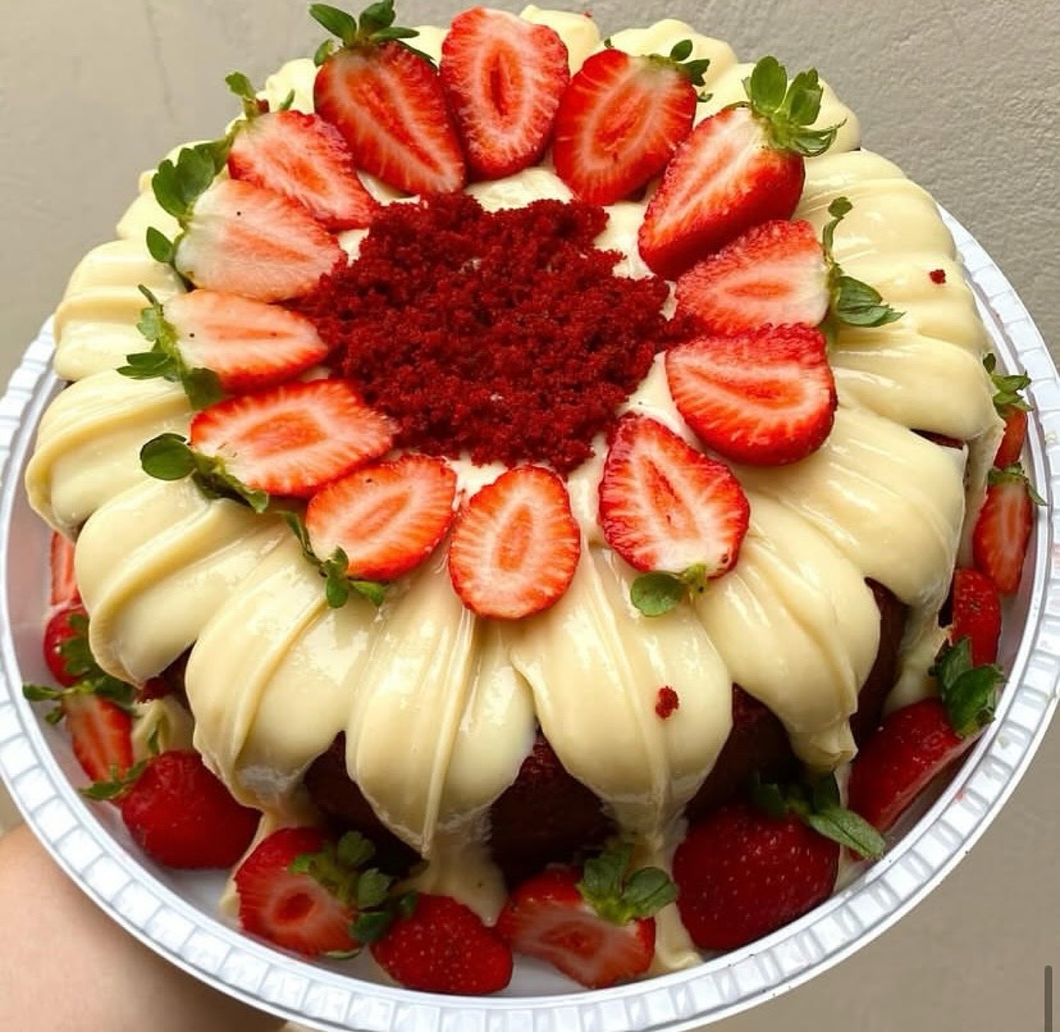 Bolo artesanal com creme branco e morangos