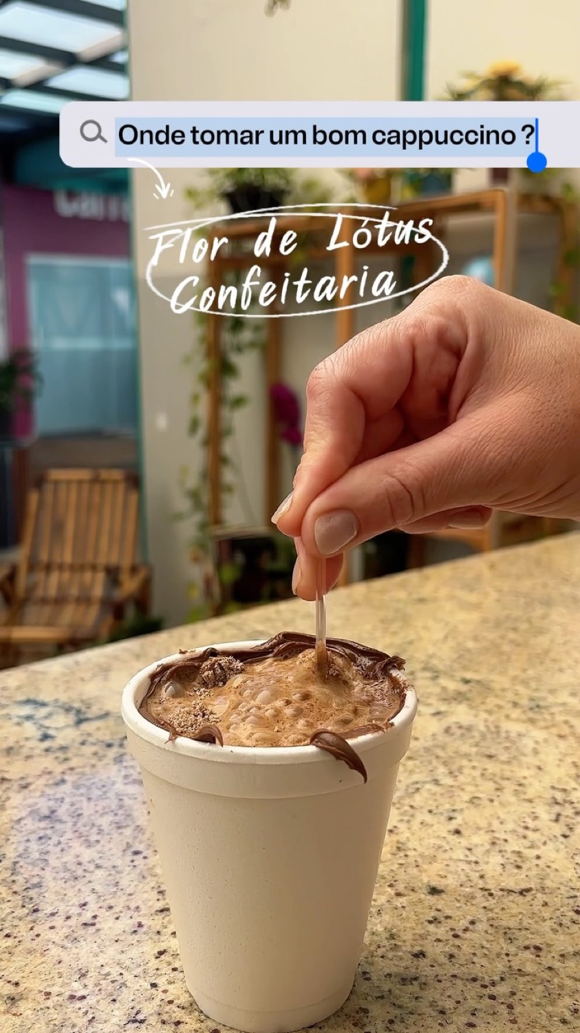 Cappuccino cremoso servido na Flor de Lótus