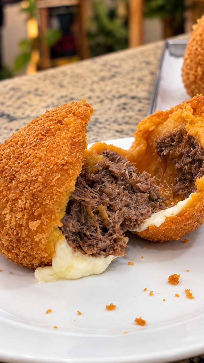 Coxinha crocante de costela com recheio cremoso